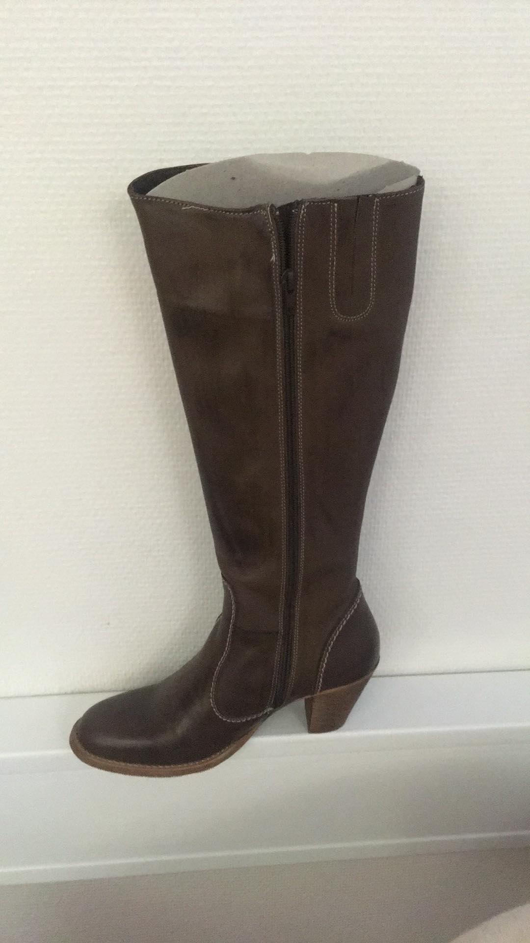 NYHED: Smarte læder i flot brun, med hæl og pris 100kr – HS-Shoppen