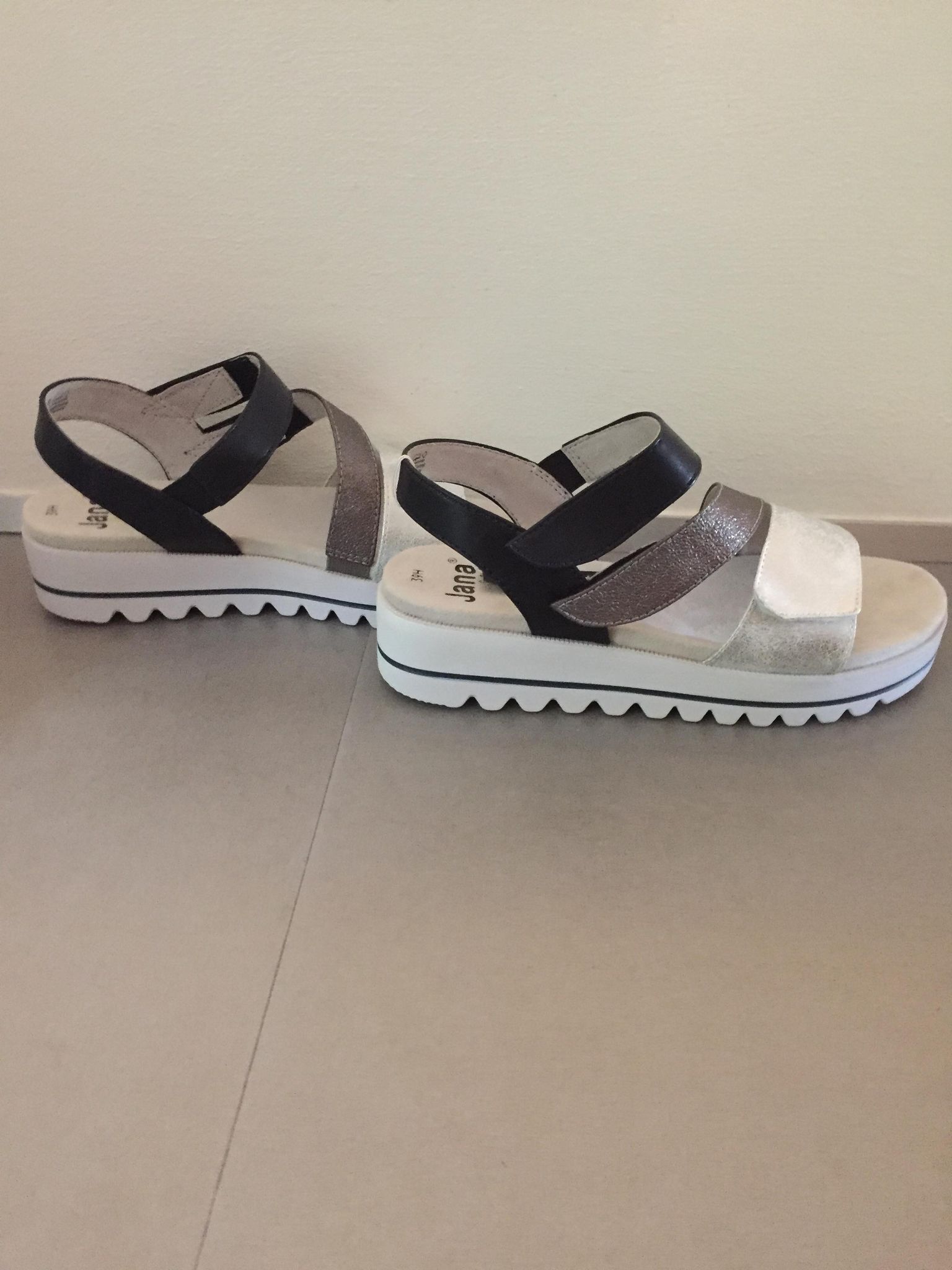 Nyhed: lækre sandaler fra Jana med velcro lukning og ekstra bredde –